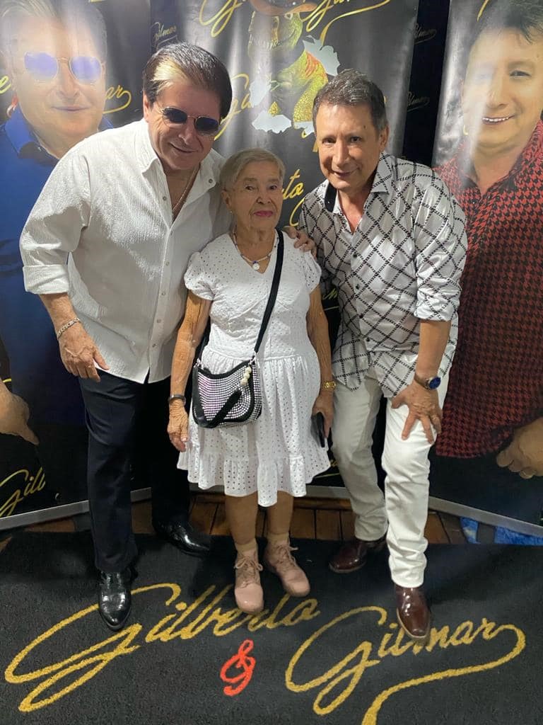 5 mil pessoas participaram da Festa da Virada em Iguatemi, com o show da dupla nacional Gilberto & Gilmar 5 mil pessoas participaram da Festa da Virada em Iguatemi, com o show da dupla nacional Gilberto & Gilmar
