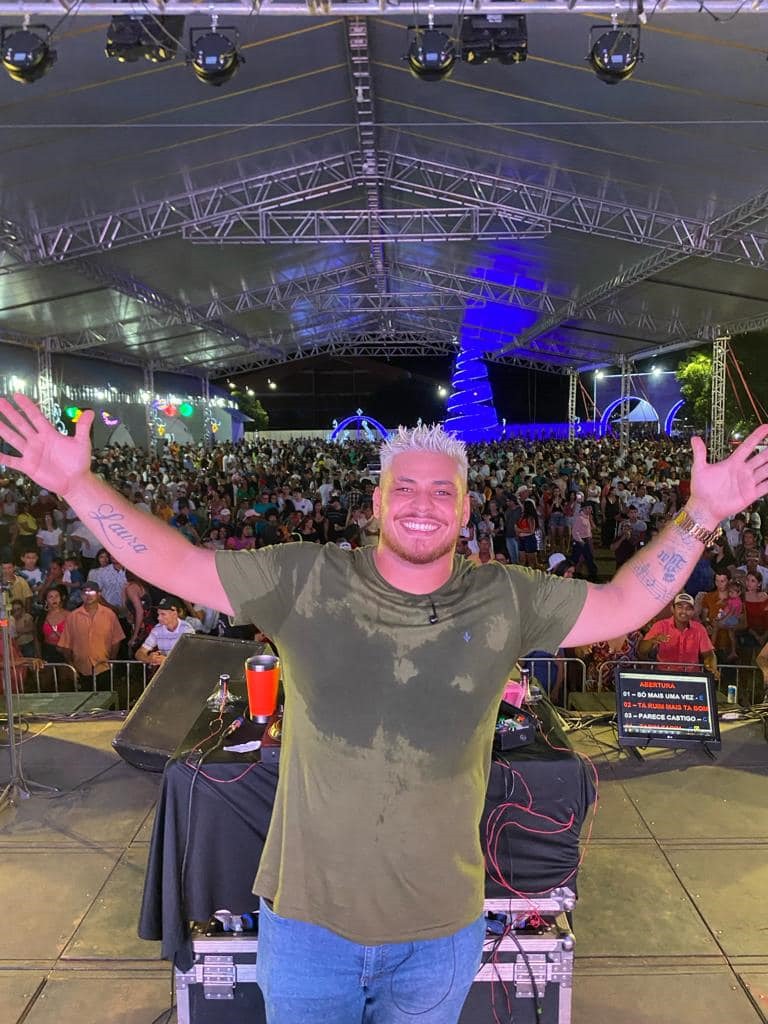 5 mil pessoas participaram da Festa da Virada em Iguatemi, com o show da dupla nacional Gilberto & Gilmar 5 mil pessoas participaram da Festa da Virada em Iguatemi, com o show da dupla nacional Gilberto & Gilmar