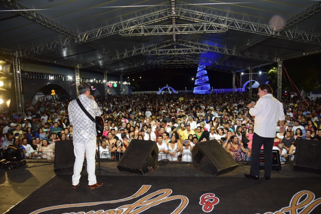 5 mil pessoas participaram da Festa da Virada em Iguatemi, com o show da dupla nacional Gilberto & Gilmar 5 mil pessoas participaram da Festa da Virada em Iguatemi, com o show da dupla nacional Gilberto & Gilmar