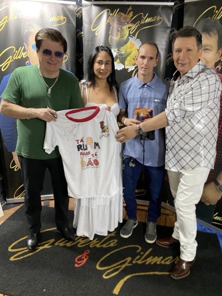5 mil pessoas participaram da Festa da Virada em Iguatemi, com o show da dupla nacional Gilberto & Gilmar 5 mil pessoas participaram da Festa da Virada em Iguatemi, com o show da dupla nacional Gilberto & Gilmar