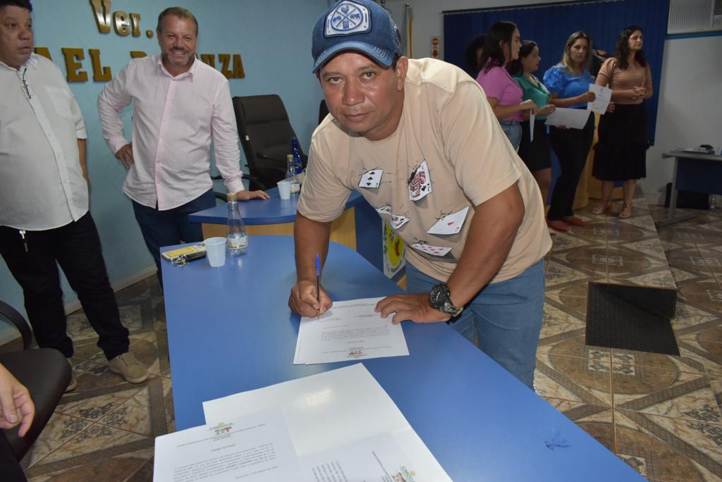 Solenidade na Câmara marcou a posse dos novos conselheiros tutelares em Paranhos Solenidade na Câmara marcou a posse dos novos conselheiros tutelares em Paranhos