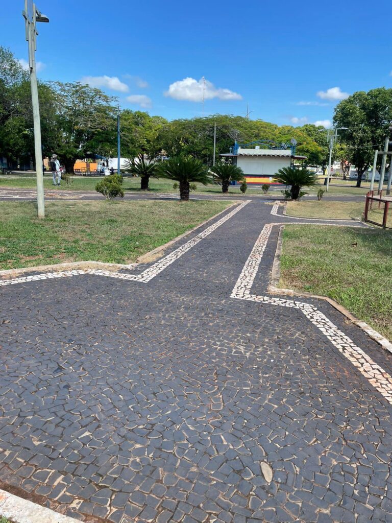 Prefeitura de Iguatemi intensifica serviços de limpeza e manutenção em toda a cidade Prefeitura de Iguatemi intensifica serviços de limpeza e manutenção em toda a cidade