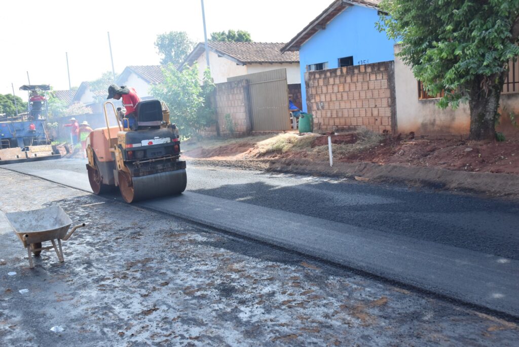 Com obras em todos os cantos, ruas do bairro Jardim dos Eucaliptos II começa a receber asfalto em Iguatemi Com obras em todos os cantos, ruas do bairro Jardim dos Eucaliptos II começa a receber asfalto em Iguatemi