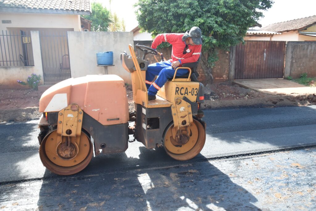 Com obras em todos os cantos, ruas do bairro Jardim dos Eucaliptos II começa a receber asfalto em Iguatemi Com obras em todos os cantos, ruas do bairro Jardim dos Eucaliptos II começa a receber asfalto em Iguatemi