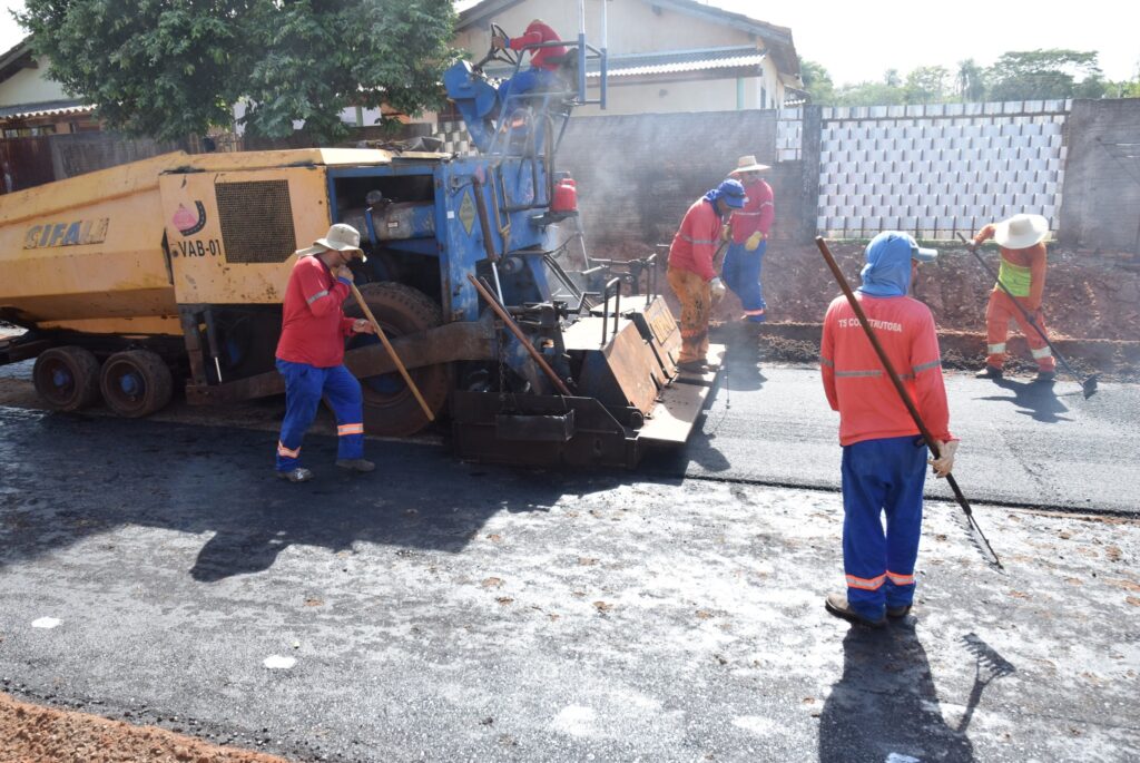 Com obras em todos os cantos, ruas do bairro Jardim dos Eucaliptos II começa a receber asfalto em Iguatemi Com obras em todos os cantos, ruas do bairro Jardim dos Eucaliptos II começa a receber asfalto em Iguatemi
