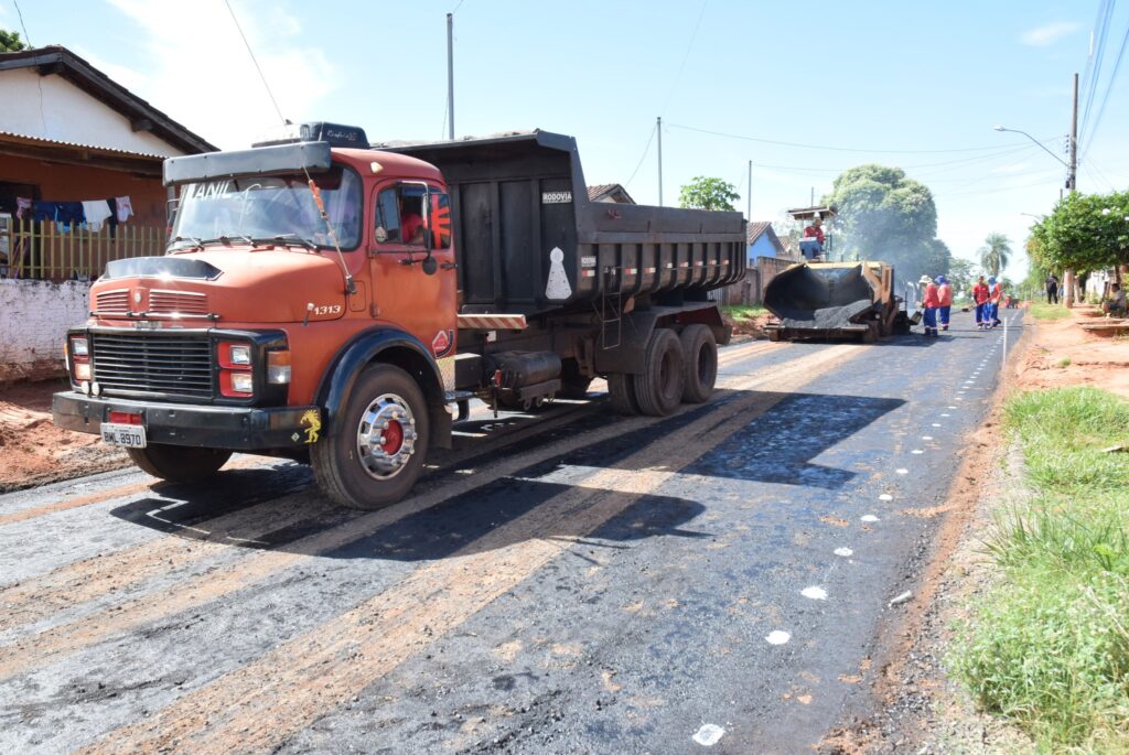 Com obras em todos os cantos, ruas do bairro Jardim dos Eucaliptos II começa a receber asfalto em Iguatemi Com obras em todos os cantos, ruas do bairro Jardim dos Eucaliptos II começa a receber asfalto em Iguatemi