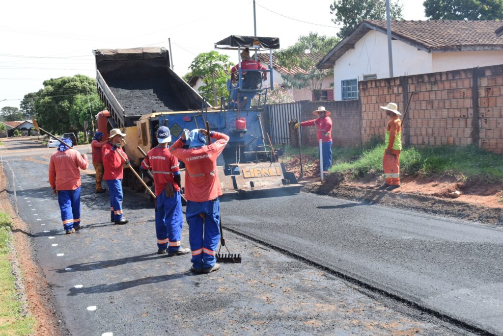 Com obras em todos os cantos, ruas do bairro Jardim dos Eucaliptos II começa a receber asfalto em Iguatemi Com obras em todos os cantos, ruas do bairro Jardim dos Eucaliptos II começa a receber asfalto em Iguatemi