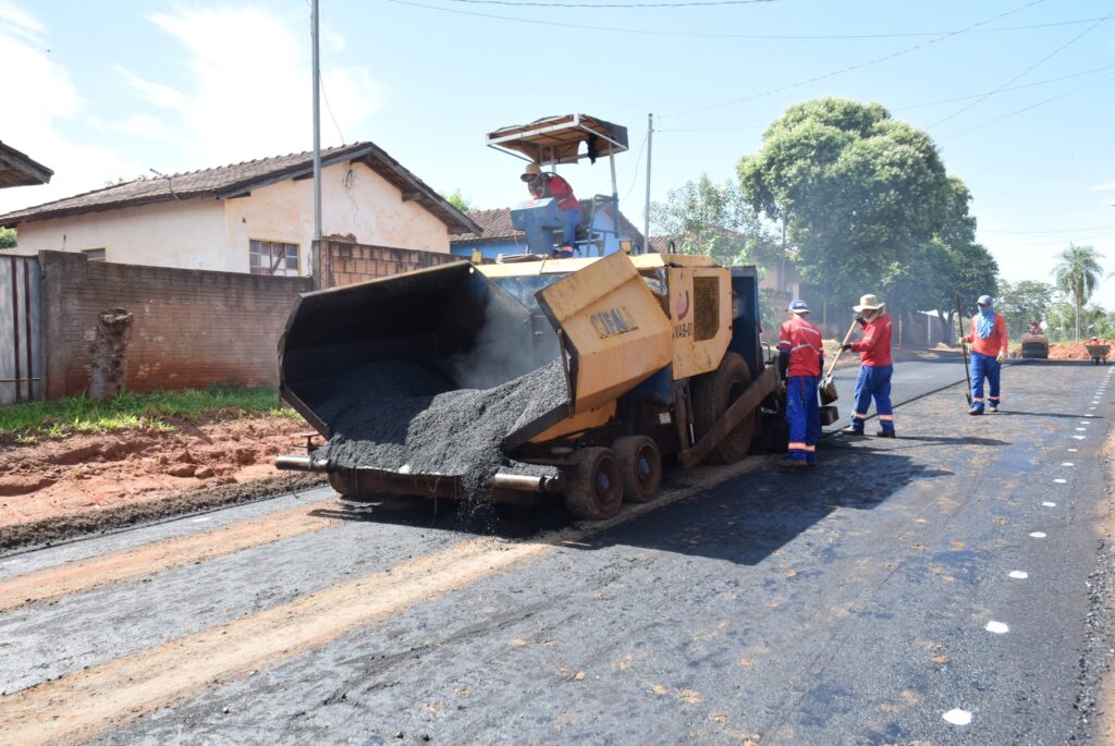 Com obras em todos os cantos, ruas do bairro Jardim dos Eucaliptos II começa a receber asfalto em Iguatemi Com obras em todos os cantos, ruas do bairro Jardim dos Eucaliptos II começa a receber asfalto em Iguatemi