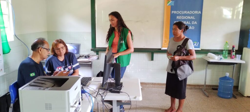 Indígenas são atendidos em ação com participação do INSS Indígenas são atendidos em ação com participação do INSS