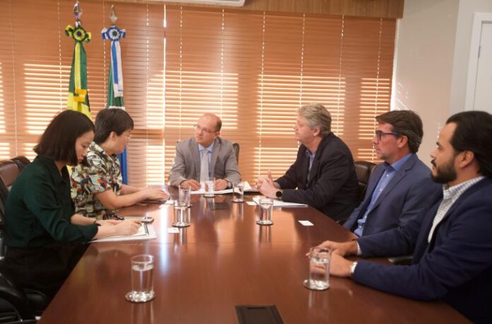 Vice-governador-Barbosinha-recebe-a-Ministra-do-Departamento-Economico-e-Comercial-da-China-Foto-Joao-Garrigo-07-730x480