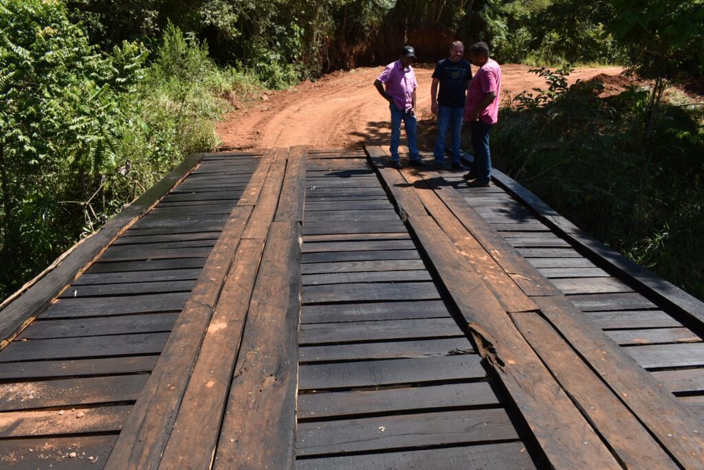 Prefeito visita obra de reforma da ponte sobre o córrego Ypoi em Paranhos Prefeito visita obra de reforma da ponte sobre o córrego Ypoi em Paranhos
