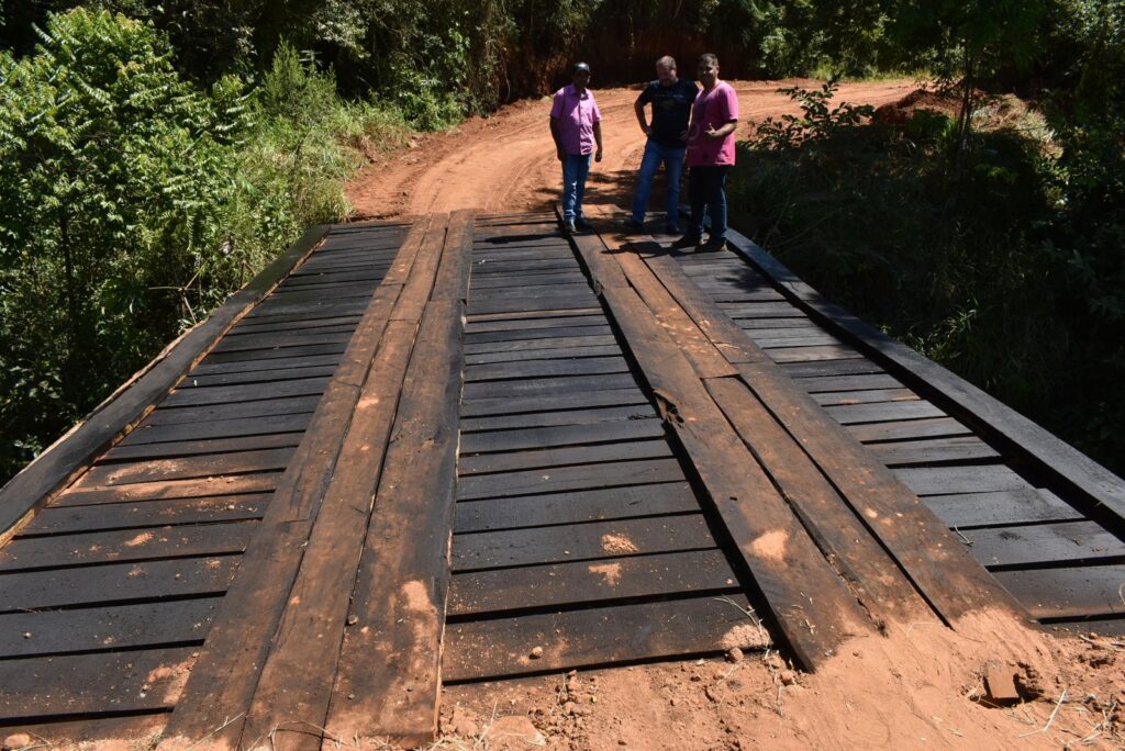 Prefeito visita obra de reforma da ponte sobre o córrego Ypoi em Paranhos Prefeito visita obra de reforma da ponte sobre o córrego Ypoi em Paranhos