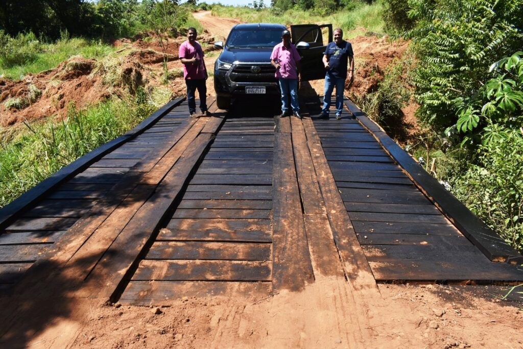 Prefeito visita obra de reforma da ponte sobre o córrego Ypoi em Paranhos Prefeito visita obra de reforma da ponte sobre o córrego Ypoi em Paranhos