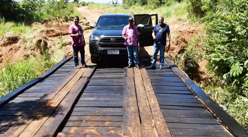 Prefeito visita obra de reforma da ponte sobre o córrego Ypoi em Paranhos Prefeito visita obra de reforma da ponte sobre o córrego Ypoi em Paranhos