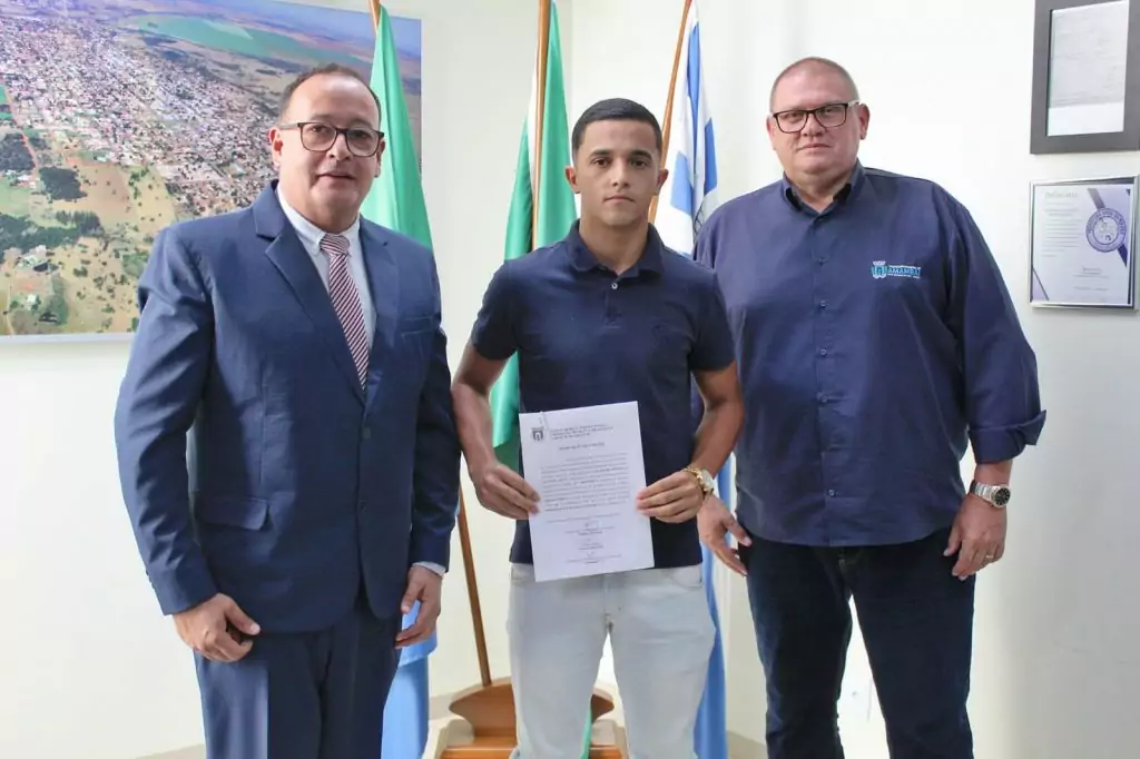 Prefeitura de Amambai dá posse a aprovados em Concurso Público Prefeitura de Amambai dá posse a aprovados em Concurso Público