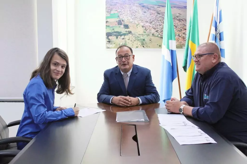 Prefeitura de Amambai dá posse a aprovados em Concurso Público Prefeitura de Amambai dá posse a aprovados em Concurso Público