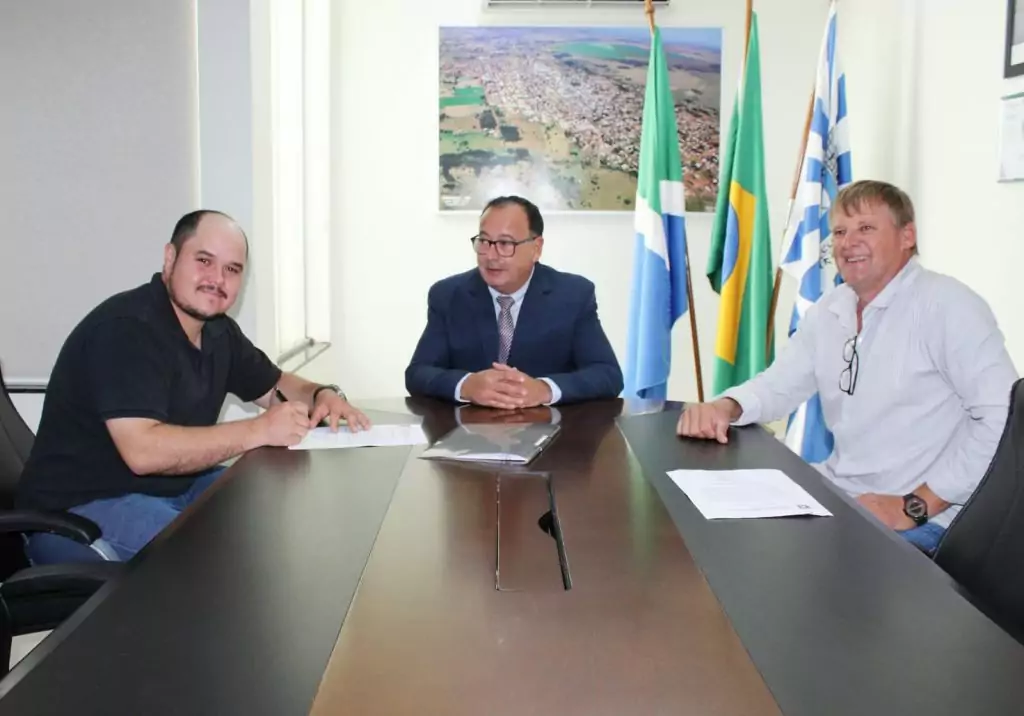 Prefeitura de Amambai dá posse a aprovados em Concurso Público Prefeitura de Amambai dá posse a aprovados em Concurso Público
