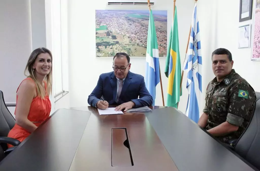 Prefeitura de Amambai dá posse a aprovados em Concurso Público Prefeitura de Amambai dá posse a aprovados em Concurso Público