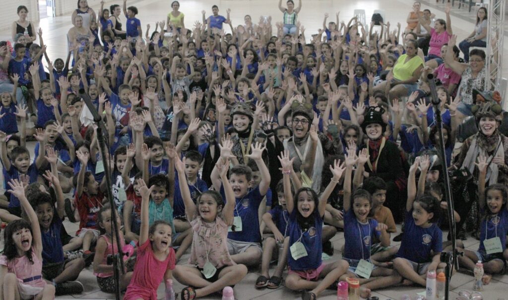 Peça teatral Árvore da Vida foi assistida por mais de 1600 alunos da Rede Municipal de Naviraí Peça teatral Árvore da Vida foi assistida por mais de 1600 alunos da Rede Municipal de Naviraí