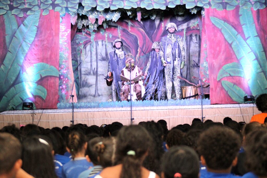 Peça teatral Árvore da Vida foi assistida por mais de 1600 alunos da Rede Municipal de Naviraí Peça teatral Árvore da Vida foi assistida por mais de 1600 alunos da Rede Municipal de Naviraí