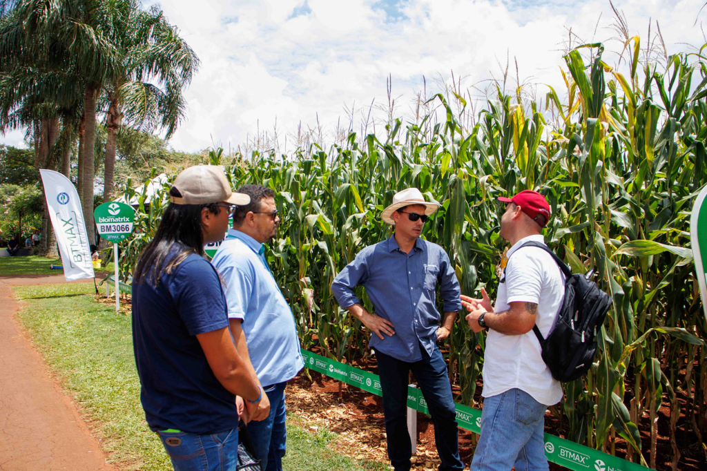 Prefeitura de Naviraí leva estudantes e agricultores familiares para visita técnica a Show Rural Coopavel