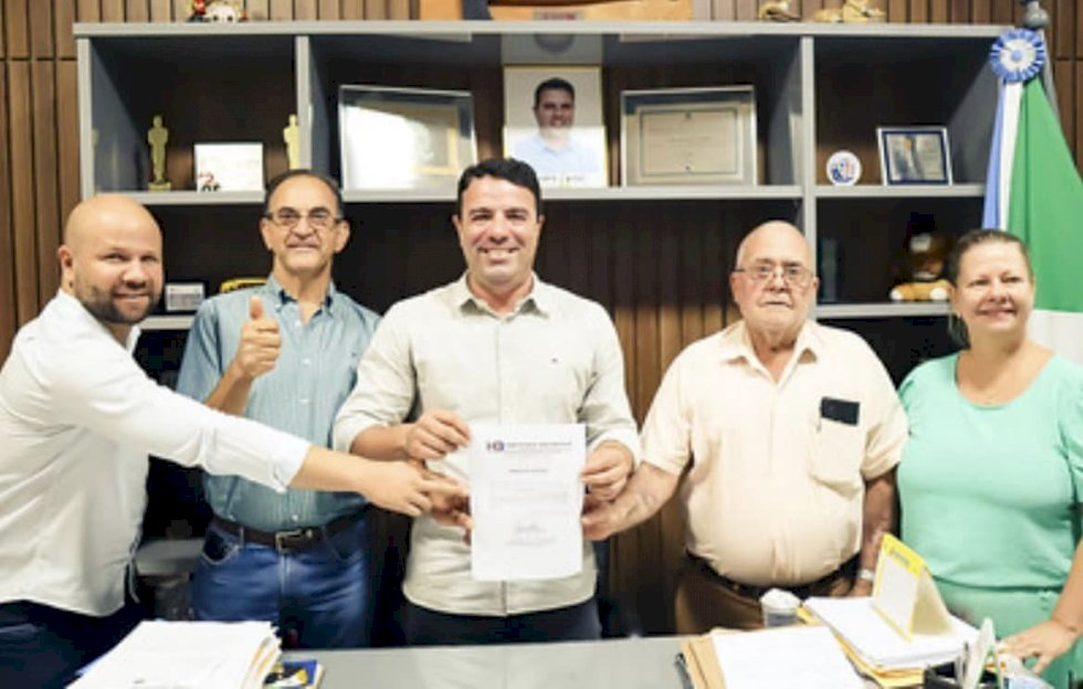 Autoridades assinam ordem de serviço para continuidade das obras no hospital de Caarapó