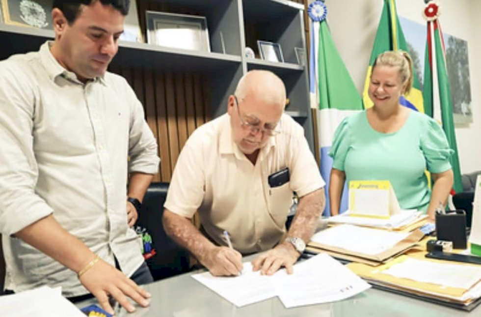 Autoridades assinam ordem de serviço para continuidade das obras no hospital de Caarapó