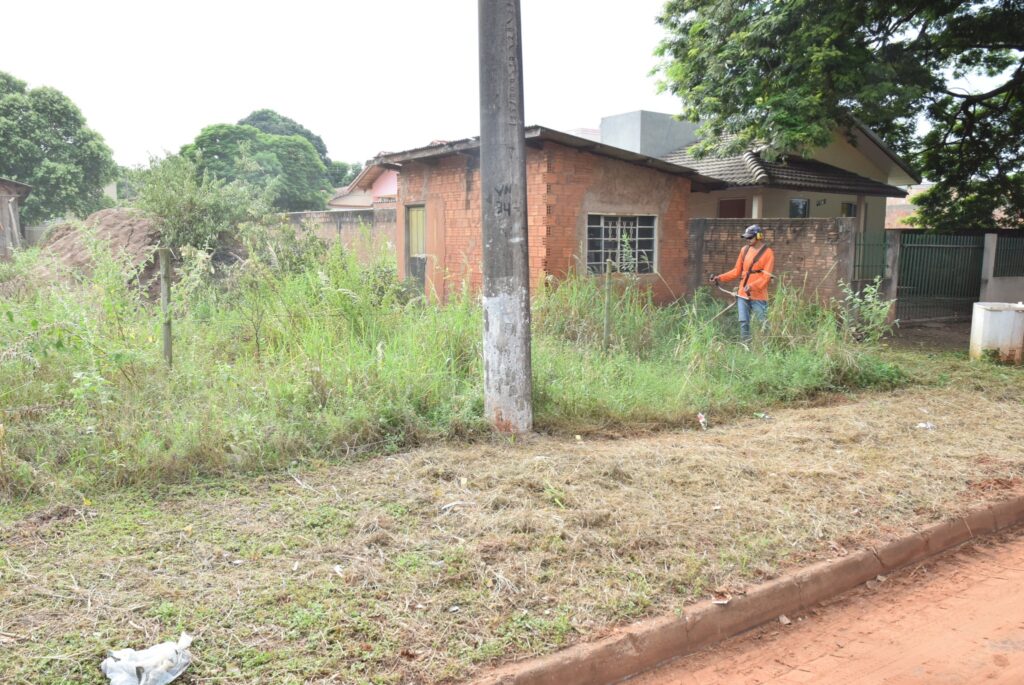 Mutirão de combate à dengue em Iguatemi: equipes da Saúde e da Secretaria de Obras se unem na limpeza da cidade Mutirão de combate à dengue em Iguatemi: equipes da Saúde e da Secretaria de Obras se unem na limpeza da cidade