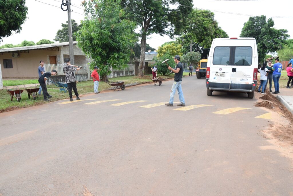 Mutirão de combate à dengue em Iguatemi: equipes da Saúde e da Secretaria de Obras se unem na limpeza da cidade Mutirão de combate à dengue em Iguatemi: equipes da Saúde e da Secretaria de Obras se unem na limpeza da cidade