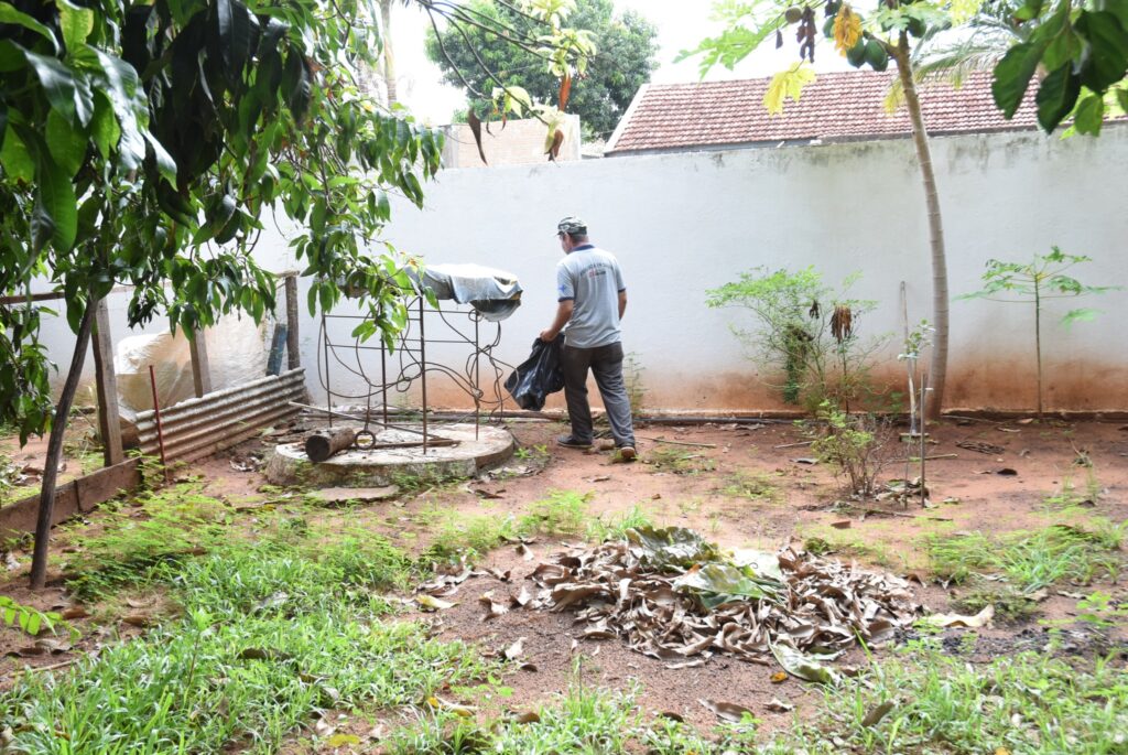 Mutirão de combate à dengue em Iguatemi: equipes da Saúde e da Secretaria de Obras se unem na limpeza da cidade Mutirão de combate à dengue em Iguatemi: equipes da Saúde e da Secretaria de Obras se unem na limpeza da cidade