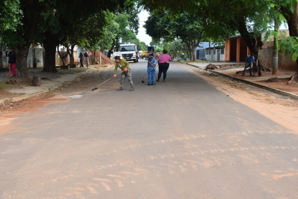 Mutirão de combate à dengue em Iguatemi: equipes da Saúde e da Secretaria de Obras se unem na limpeza da cidade Mutirão de combate à dengue em Iguatemi: equipes da Saúde e da Secretaria de Obras se unem na limpeza da cidade