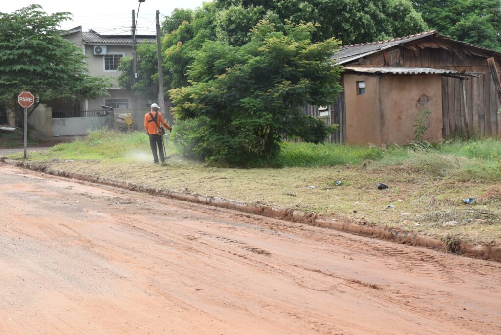Mutirão de combate à dengue em Iguatemi: equipes da Saúde e da Secretaria de Obras se unem na limpeza da cidade Mutirão de combate à dengue em Iguatemi: equipes da Saúde e da Secretaria de Obras se unem na limpeza da cidade