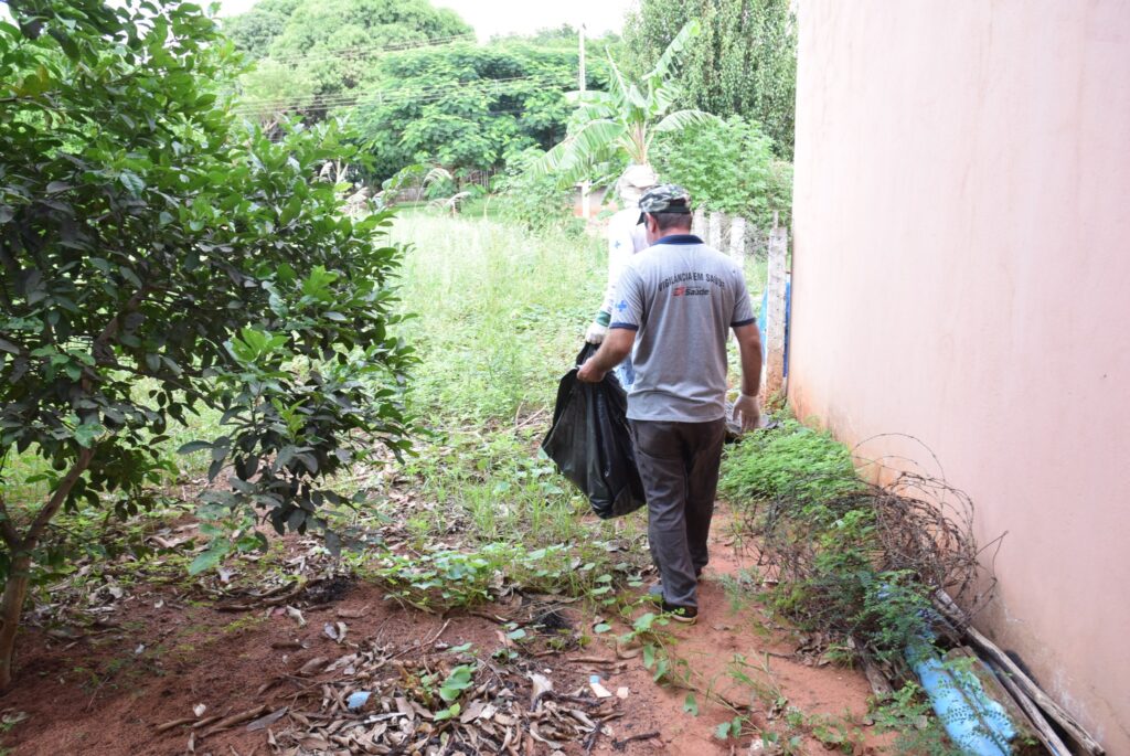 Mutirão de combate à dengue em Iguatemi: equipes da Saúde e da Secretaria de Obras se unem na limpeza da cidade Mutirão de combate à dengue em Iguatemi: equipes da Saúde e da Secretaria de Obras se unem na limpeza da cidade