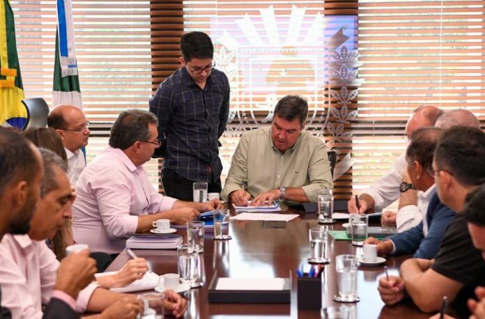Governador-recebe-o-Prefeito-Valdecy-Nogueira-de-Cassilandia-Foto-Bruno-Rezende-04-730x480