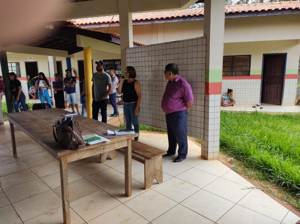 Prefeitura de Paranhos apresenta coordenador e professores para a Escola Municipal Indígena Chico Valiente da Aldeia Sete Cerro Prefeitura de Paranhos apresenta coordenador e professores para a Escola Municipal Indígena Chico Valiente da Aldeia Sete Cerro