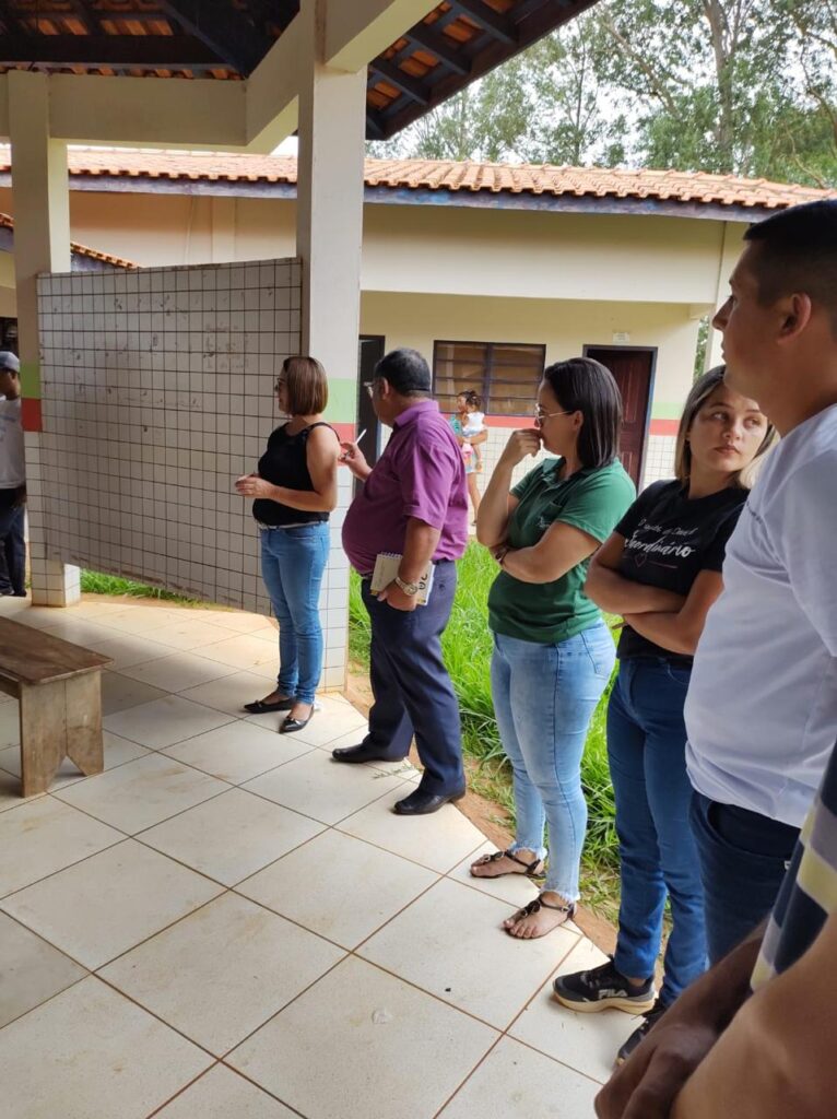 Prefeitura de Paranhos apresenta coordenador e professores para a Escola Municipal Indígena Chico Valiente da Aldeia Sete Cerro Prefeitura de Paranhos apresenta coordenador e professores para a Escola Municipal Indígena Chico Valiente da Aldeia Sete Cerro
