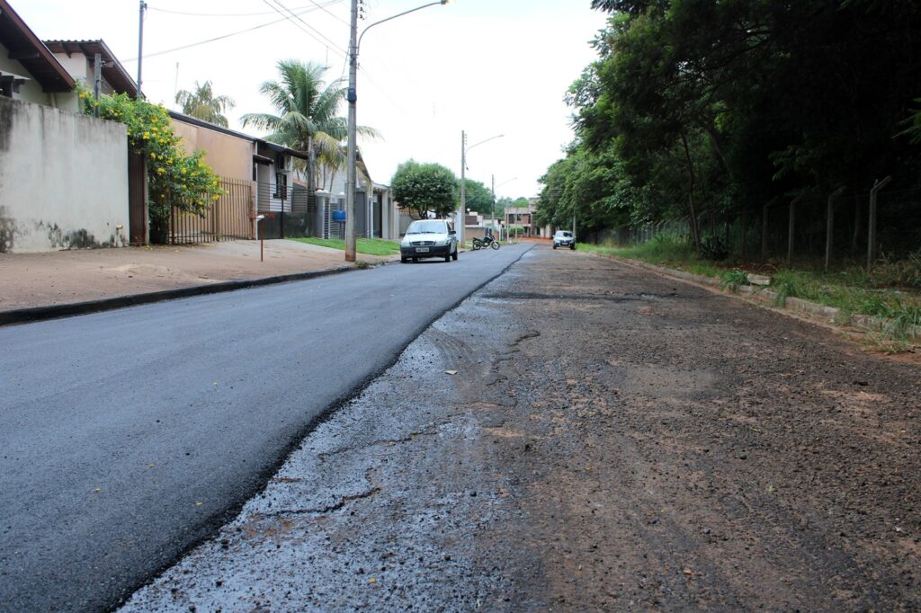 Prefeitura de Naviraí prossegue com obras de recapeamento em ruas e avenidas do município Prefeitura de Naviraí prossegue com obras de recapeamento em ruas e avenidas do município