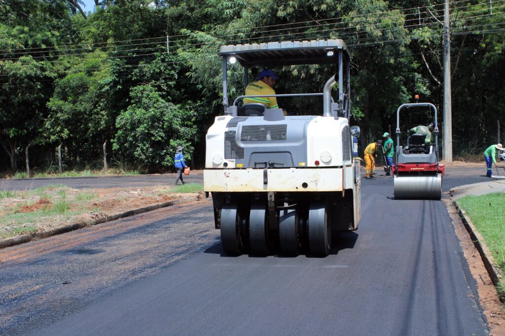Com obras de recapeamento, Prefeitura de Naviraí leva melhorias a ruas próximas ao Parque do Cumandaí Com obras de recapeamento, Prefeitura de Naviraí leva melhorias a ruas próximas ao Parque do Cumandaí