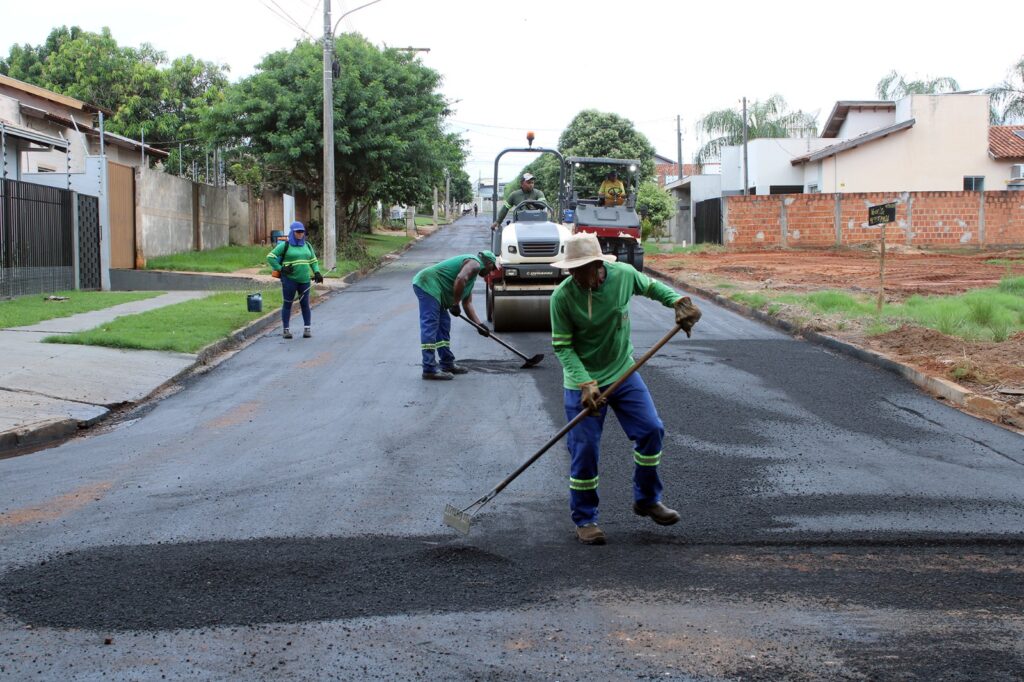 Com obras de recapeamento, Prefeitura de Naviraí leva melhorias a ruas próximas ao Parque do Cumandaí Com obras de recapeamento, Prefeitura de Naviraí leva melhorias a ruas próximas ao Parque do Cumandaí