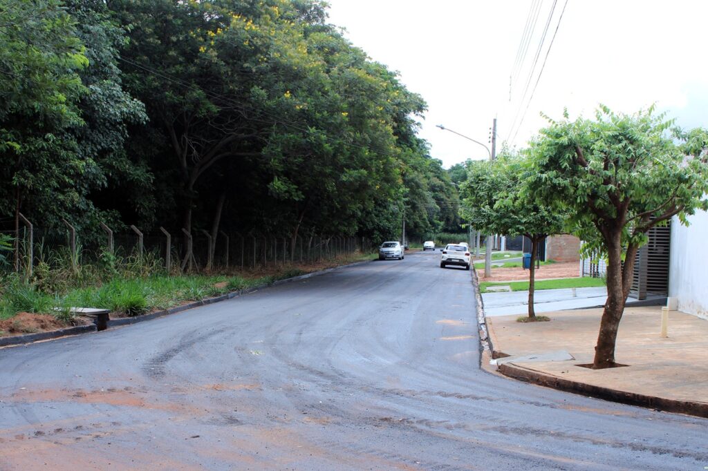 Com obras de recapeamento, Prefeitura de Naviraí leva melhorias a ruas próximas ao Parque do Cumandaí Com obras de recapeamento, Prefeitura de Naviraí leva melhorias a ruas próximas ao Parque do Cumandaí