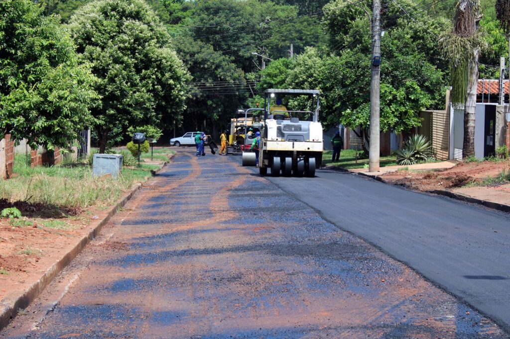 Com obras de recapeamento, Prefeitura de Naviraí leva melhorias a ruas próximas ao Parque do Cumandaí Com obras de recapeamento, Prefeitura de Naviraí leva melhorias a ruas próximas ao Parque do Cumandaí