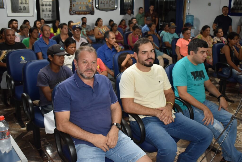 Câmara de Paranhos discutiu questões relevantes para o município nesta segunda-feira (11) Câmara de Paranhos discutiu questões relevantes para o município nesta segunda-feira (11)