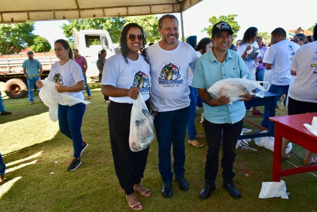 Prefeitura de Paranhos realizou a tradicional distribuição de peixes para a população Prefeitura de Paranhos realizou a tradicional distribuição de peixes para a população