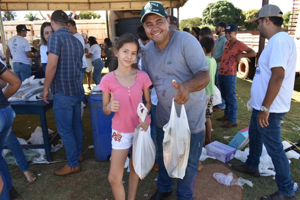 Prefeitura de Paranhos realizou a tradicional distribuição de peixes para a população