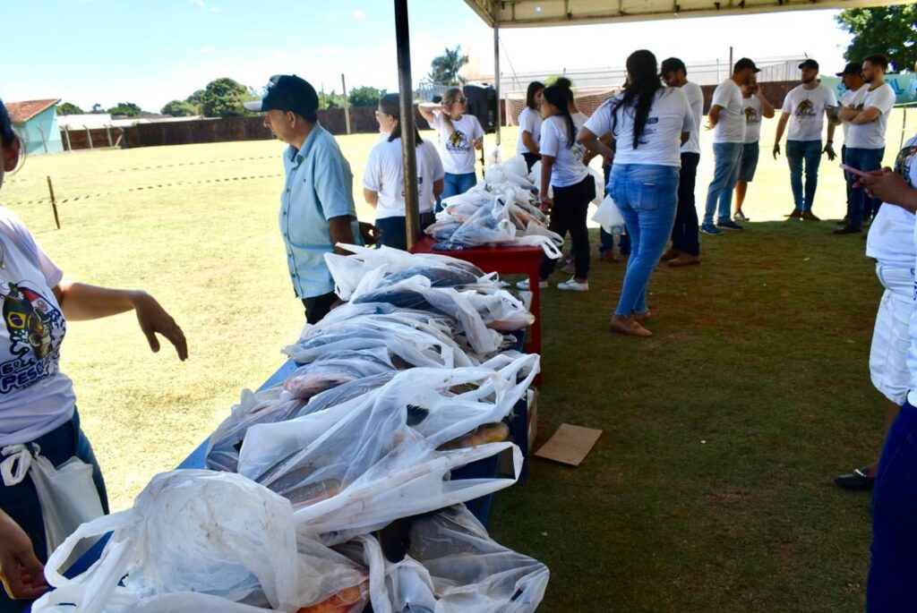 Prefeitura de Paranhos realizou a tradicional distribuição de peixes para a população Prefeitura de Paranhos realizou a tradicional distribuição de peixes para a população