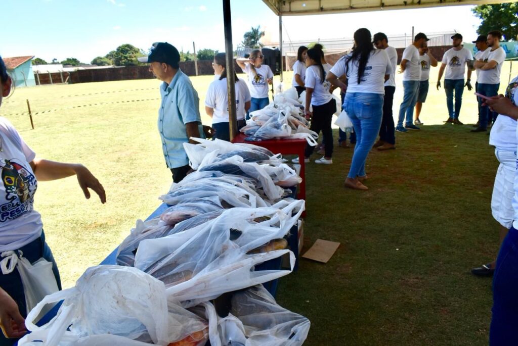 Prefeitura de Paranhos realizou a tradicional distribuição de peixes para a população