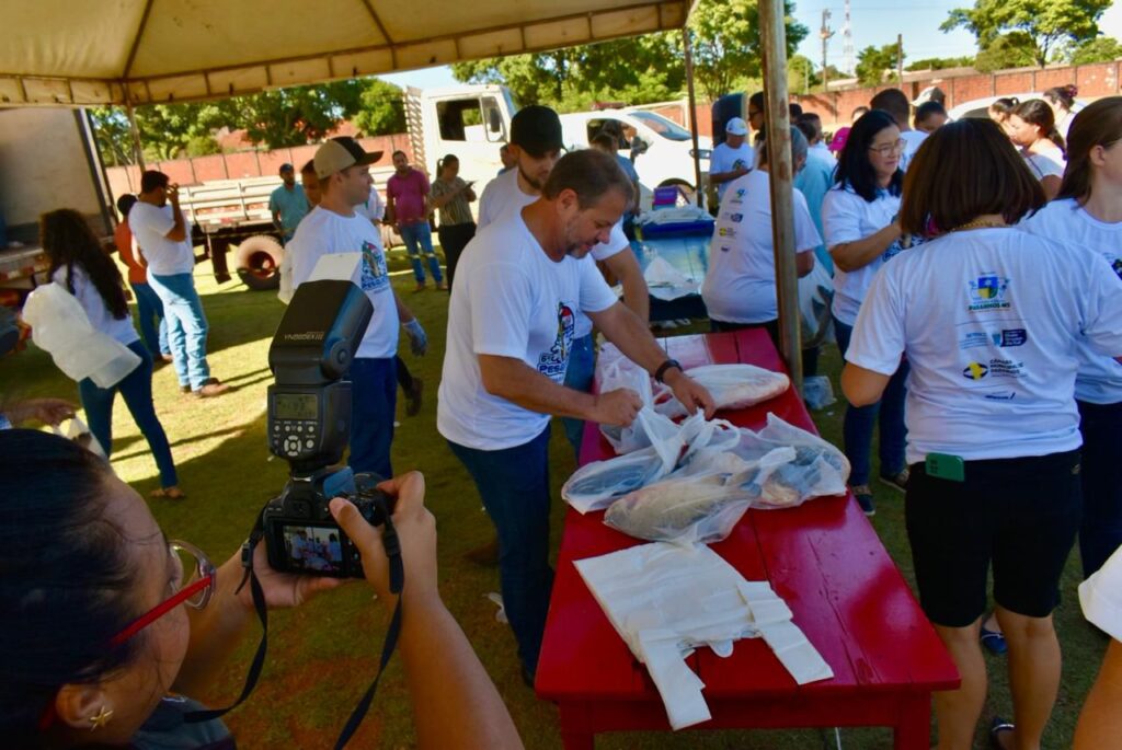 Prefeitura de Paranhos realizou a tradicional distribuição de peixes para a população