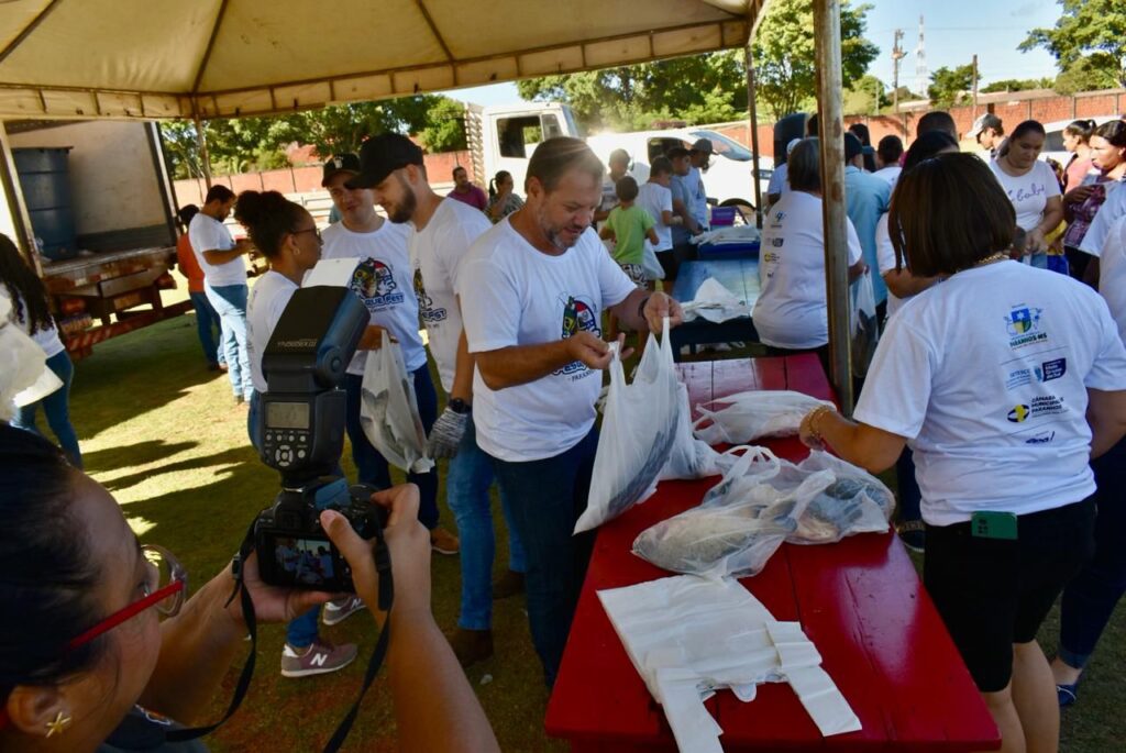 Prefeitura de Paranhos realizou a tradicional distribuição de peixes para a população