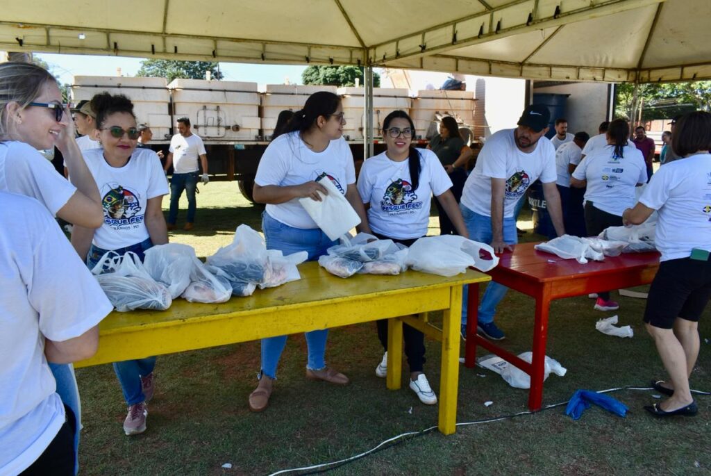 Prefeitura de Paranhos realizou a tradicional distribuição de peixes para a população