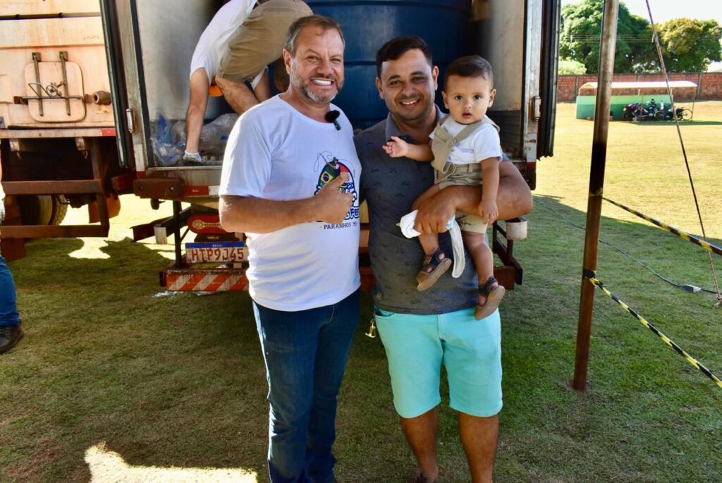Prefeitura de Paranhos realizou a tradicional distribuição de peixes para a população Prefeitura de Paranhos realizou a tradicional distribuição de peixes para a população
